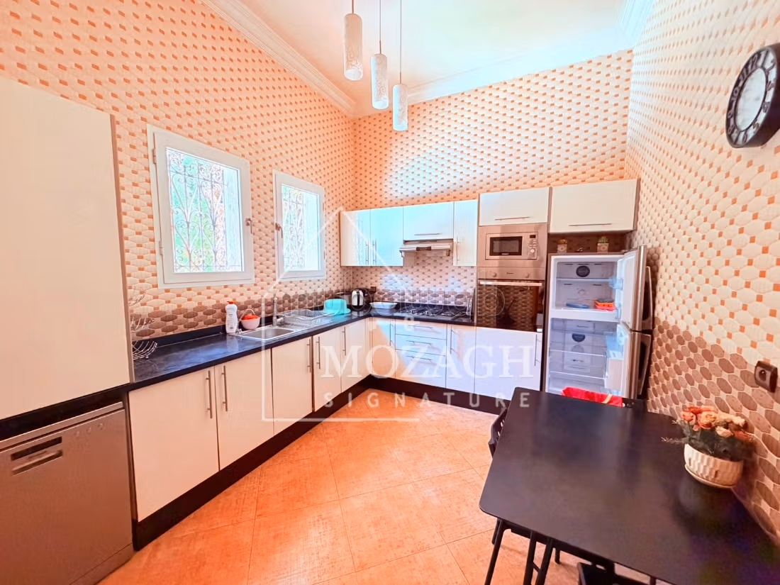 Bella villa con 4 camere da letto e piscina privata a Targa