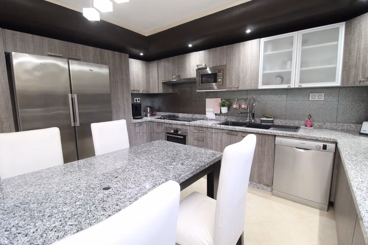 Casa di lusso in vendita a Ben Serguaou. 4 belle camere da letto. Garage e terrazzo
