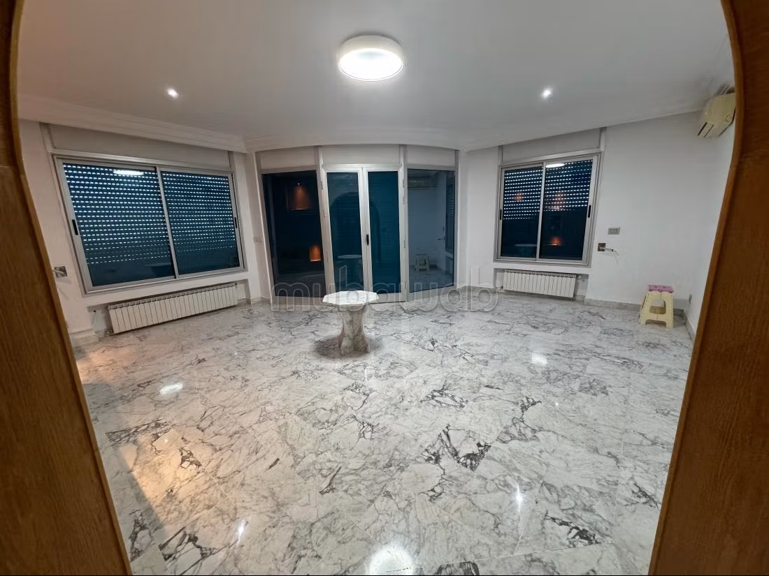 Appartement en location vue lac à Les Berges Du Lac 2. Surface de 150 m². Bien meublé