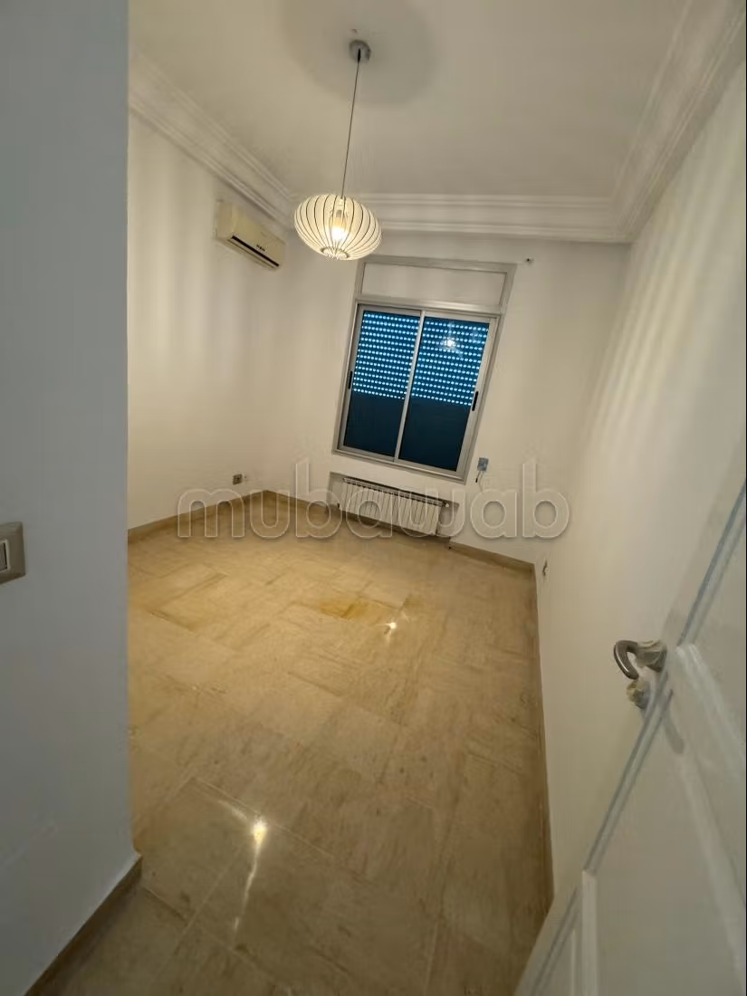 Appartement en location vue lac à Les Berges Du Lac 2. Surface de 150 m². Bien meublé