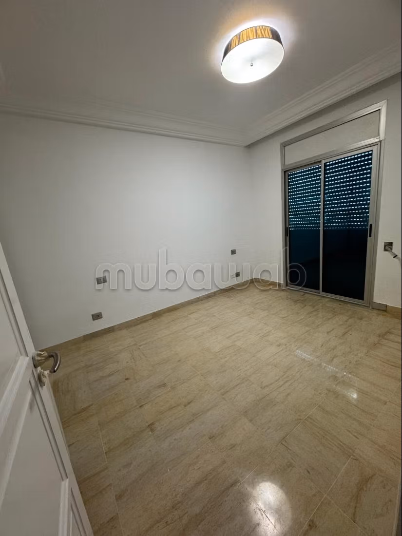 Appartement en location vue lac à Les Berges Du Lac 2. Surface de 150 m². Bien meublé