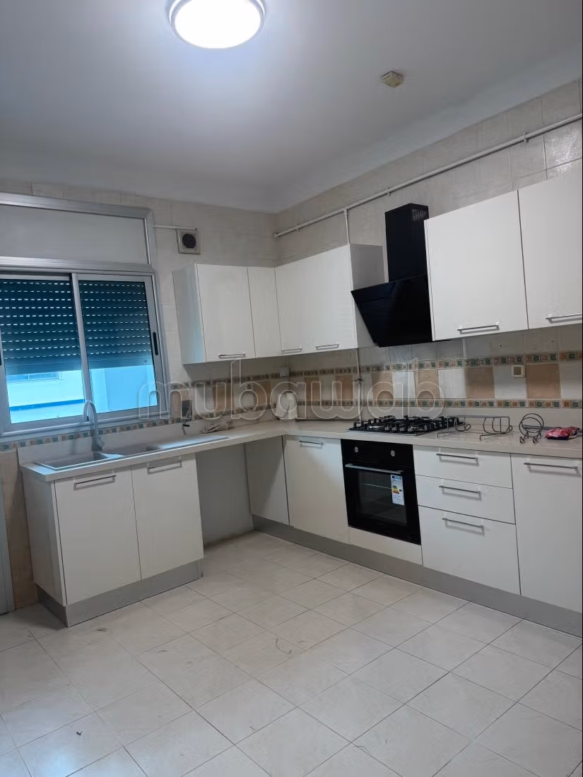 Appartement en location vue lac à Les Berges Du Lac 2. Surface de 150 m². Bien meublé