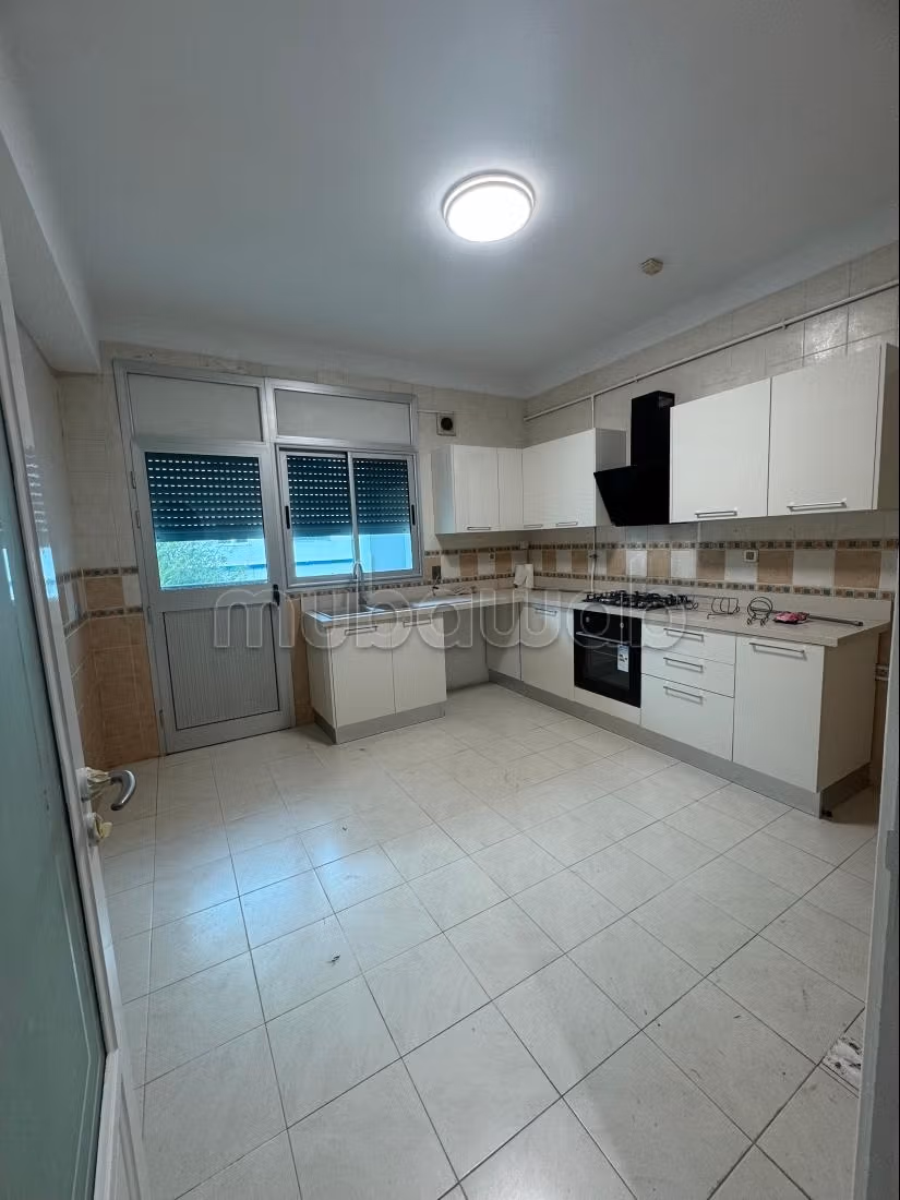 Appartement en location vue lac à Les Berges Du Lac 2. Surface de 150 m². Bien meublé