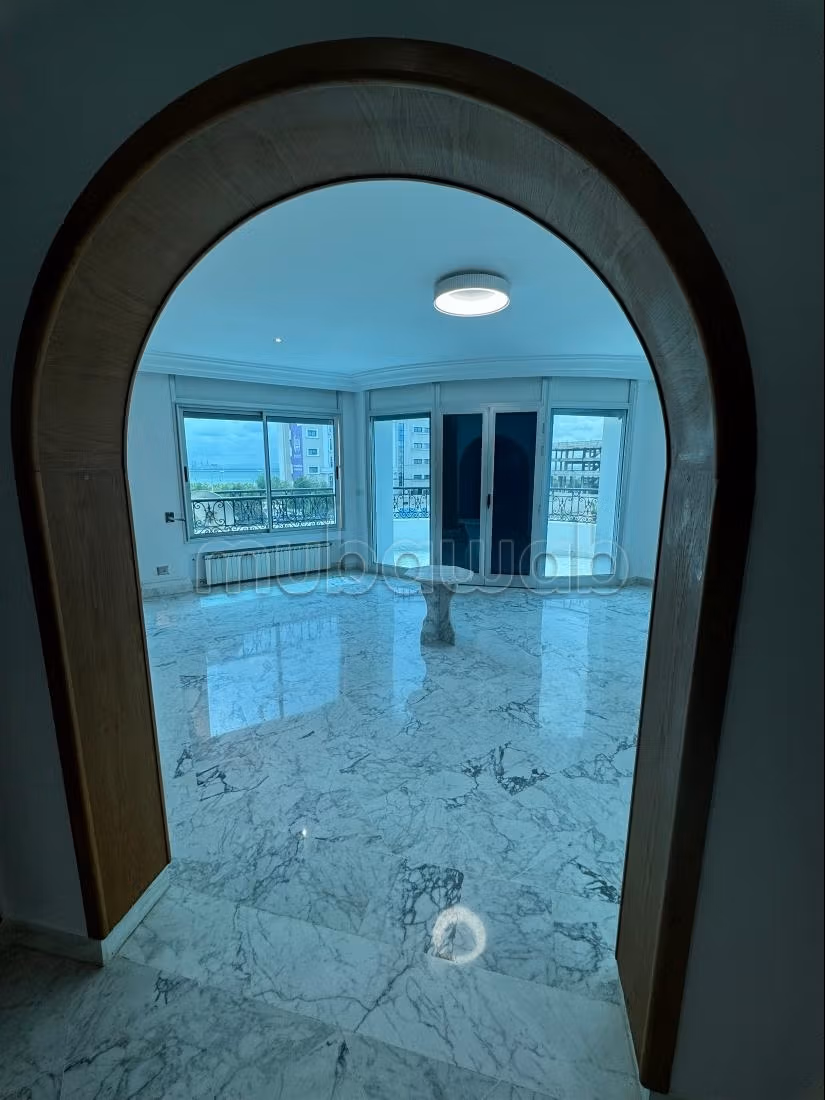 Appartement en location vue lac à Les Berges Du Lac 2. Surface de 150 m². Bien meublé