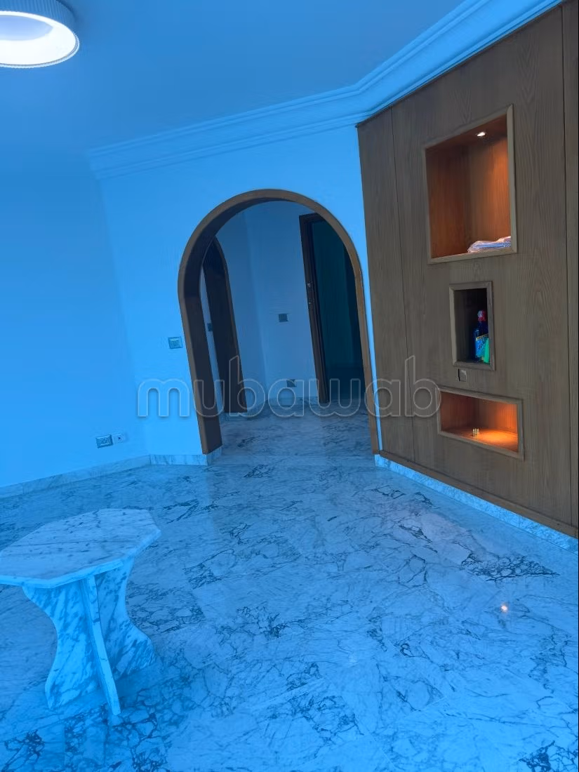 Appartement en location vue lac à Les Berges Du Lac 2. Surface de 150 m². Bien meublé