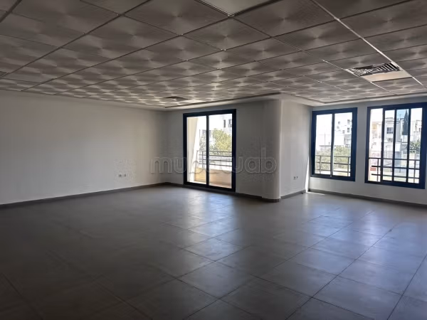 Location de bureaux à Oasis. 
Surface totale 136 m² avec cours se 63m2