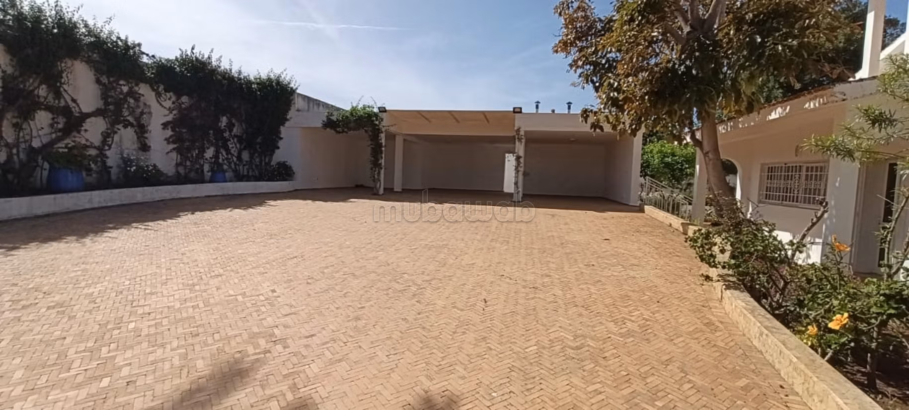Location villa de haut standing à El Menzeh. 
4 pièces confortables. 
Parking et terrasse