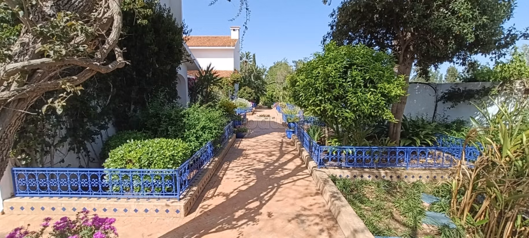 Location villa de haut standing à El Menzeh. 
4 pièces confortables. 
Parking et terrasse