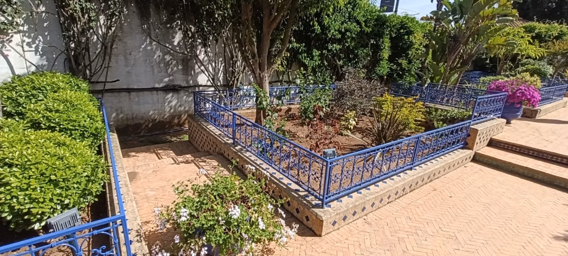 Location villa de haut standing à El Menzeh. 
4 pièces confortables. 
Parking et terrasse