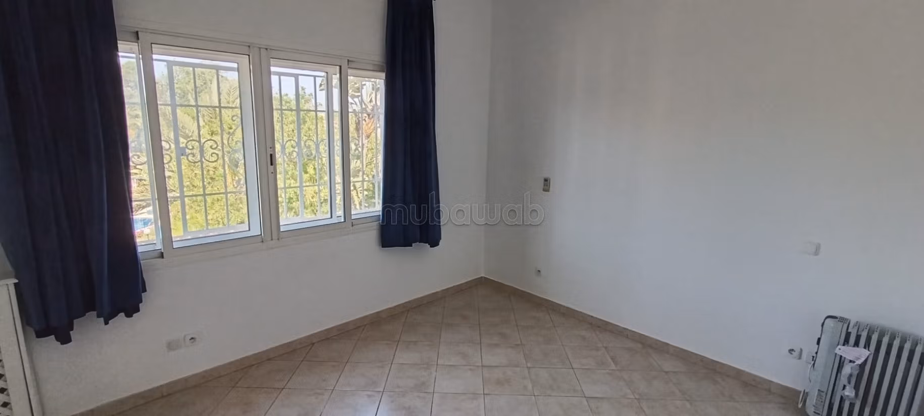Location villa de haut standing à El Menzeh. 
4 pièces confortables. 
Parking et terrasse