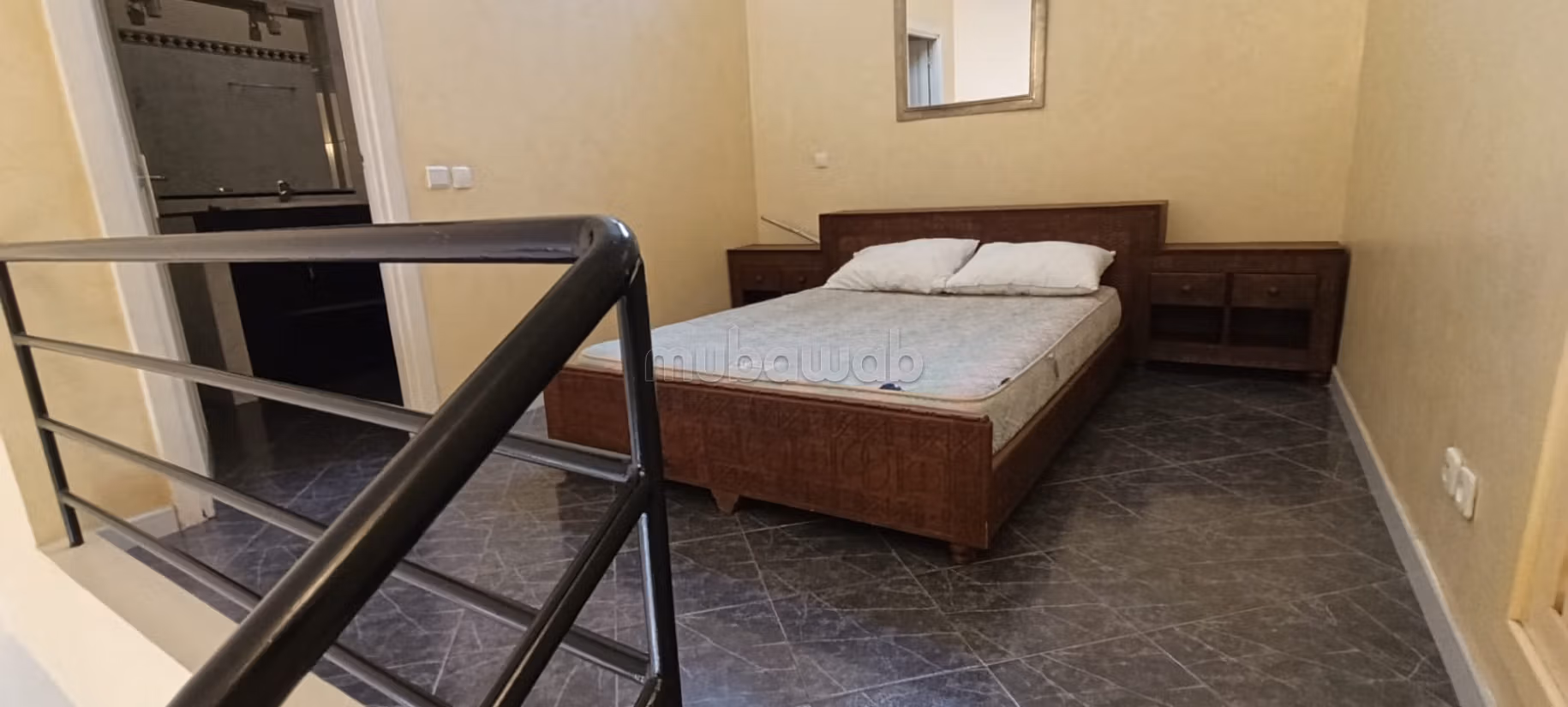 Location villa de haut standing à El Menzeh. 
4 pièces confortables. 
Parking et terrasse