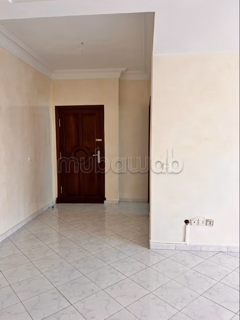 Appartement à louer à Les Hôpitaux. 2 pièces. Avec ascenseur et terrasse
