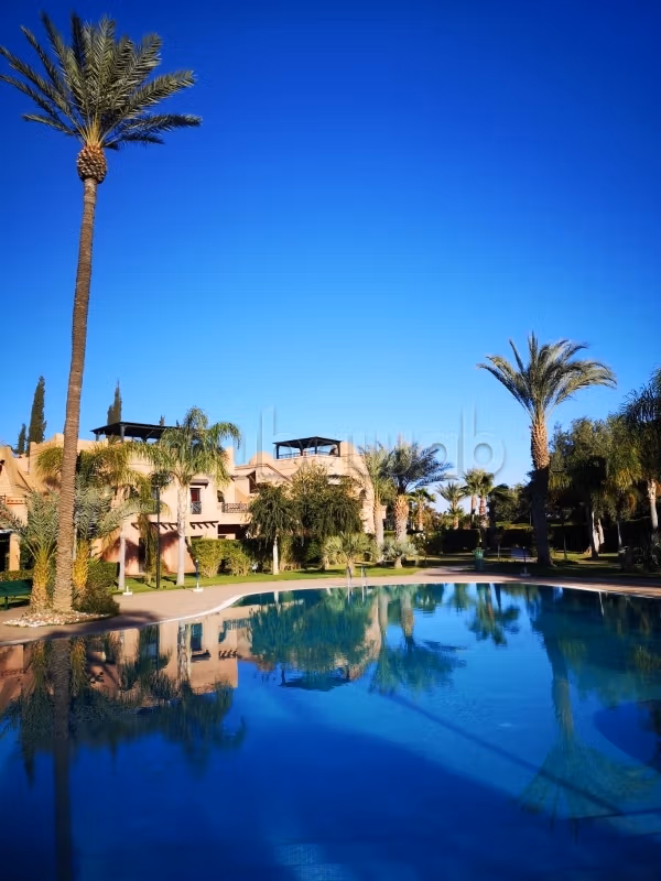 Au sein d’une magnifique résidence avec piscines charmant 2 pièces ouvrant sur une terrasse et un jardin de 100 m2