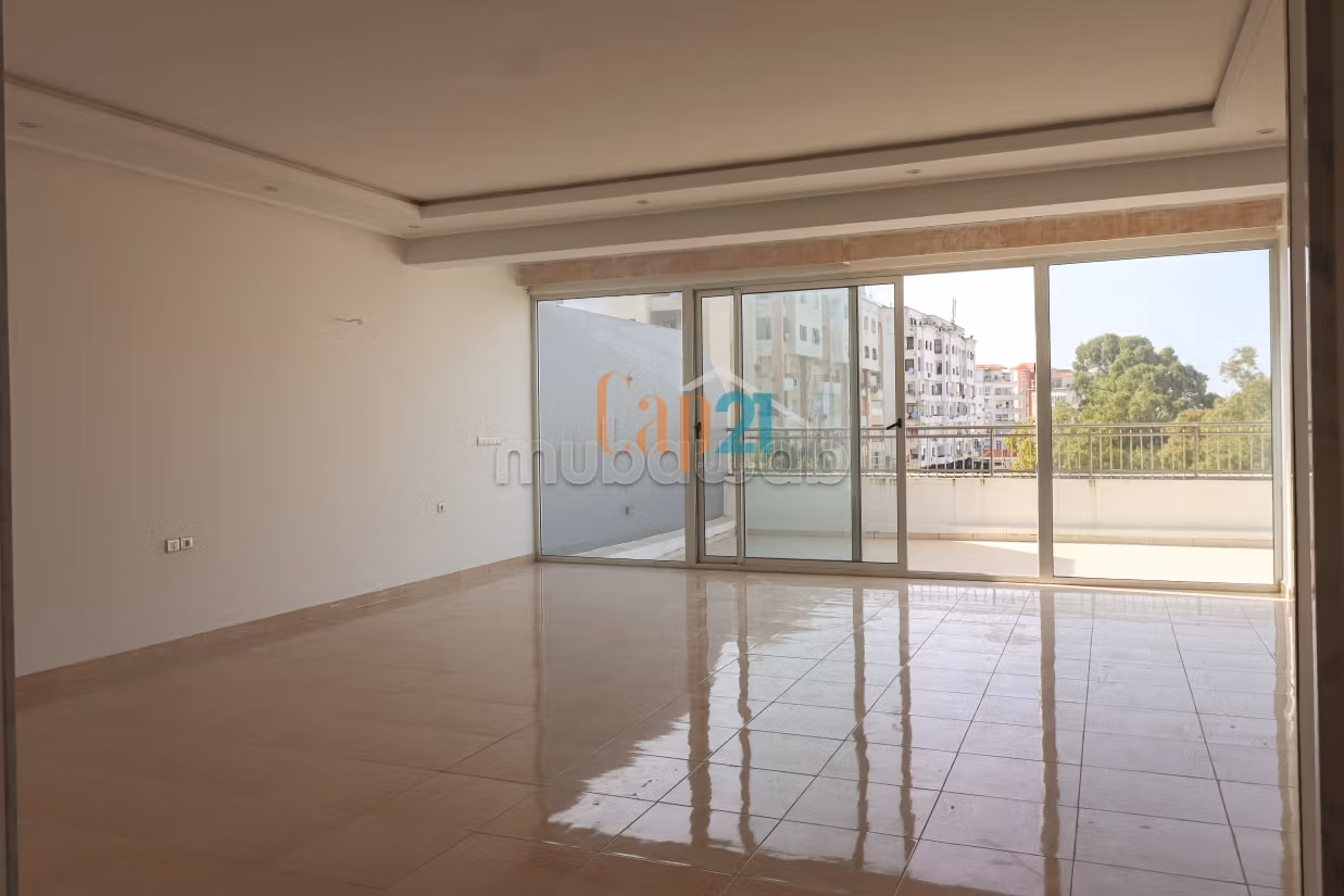 Spacieux appartement vide à vendre au centre