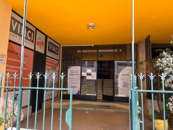 À louer – Grand local commercial / professionnel
