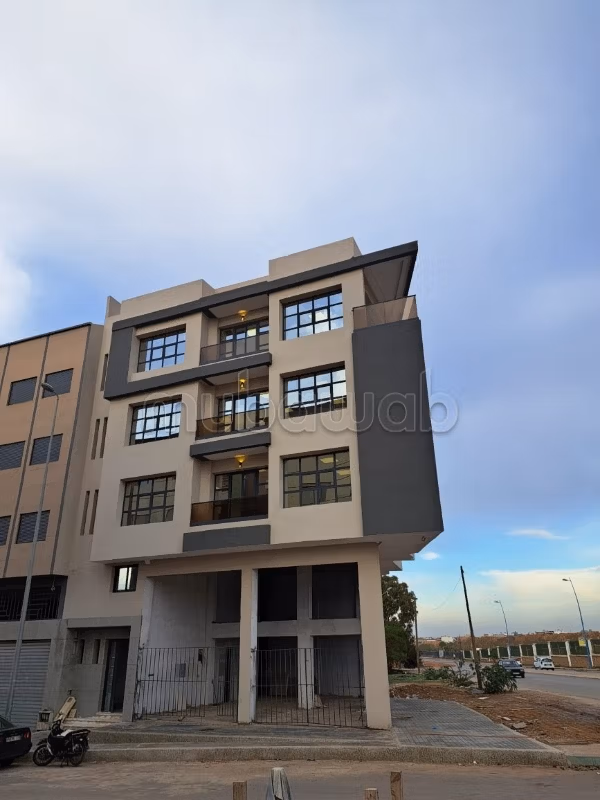 Magasin à vendre Angle 214 m² quartier ALMAZ