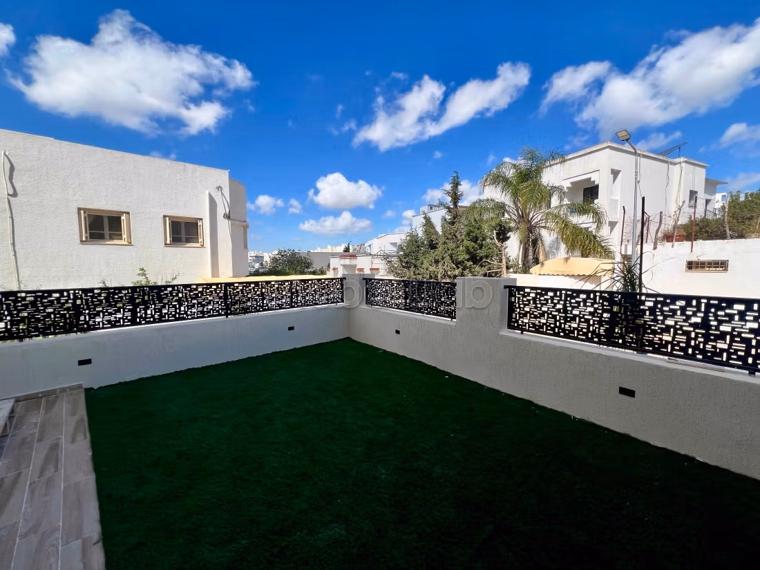 A vendre APPARTEMENT S1 avec terrasse à Ennasr 1