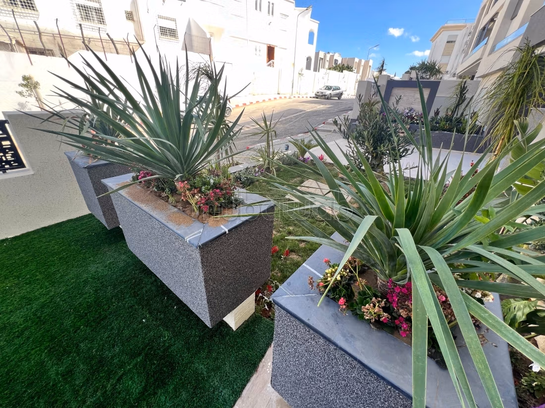 A vendre APPARTEMENT S1 avec terrasse à Ennasr 1