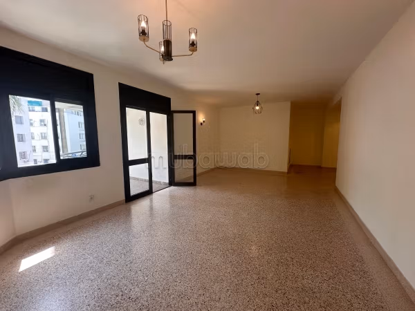 Appartement en location en Hassan Centre Ville. 4 grandes pièces. Terrasse et ascenseur