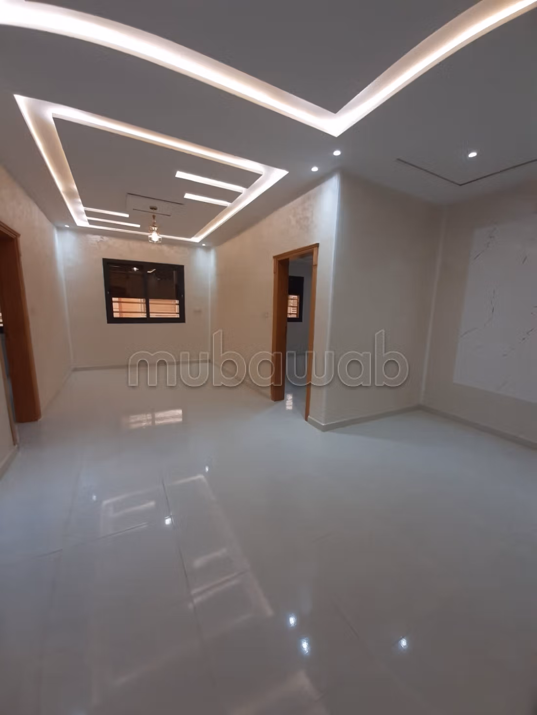 Se vende piso cerca de Sidi Yahya. 3 hermosas habitaciones. Aislamiento acústico, puerta de seguridad.
شقة للبيع بالقرب من سيدي يحيى. ثلاث غرف نوم جميلة. عازلة للصوت، مزودة بباب أمان