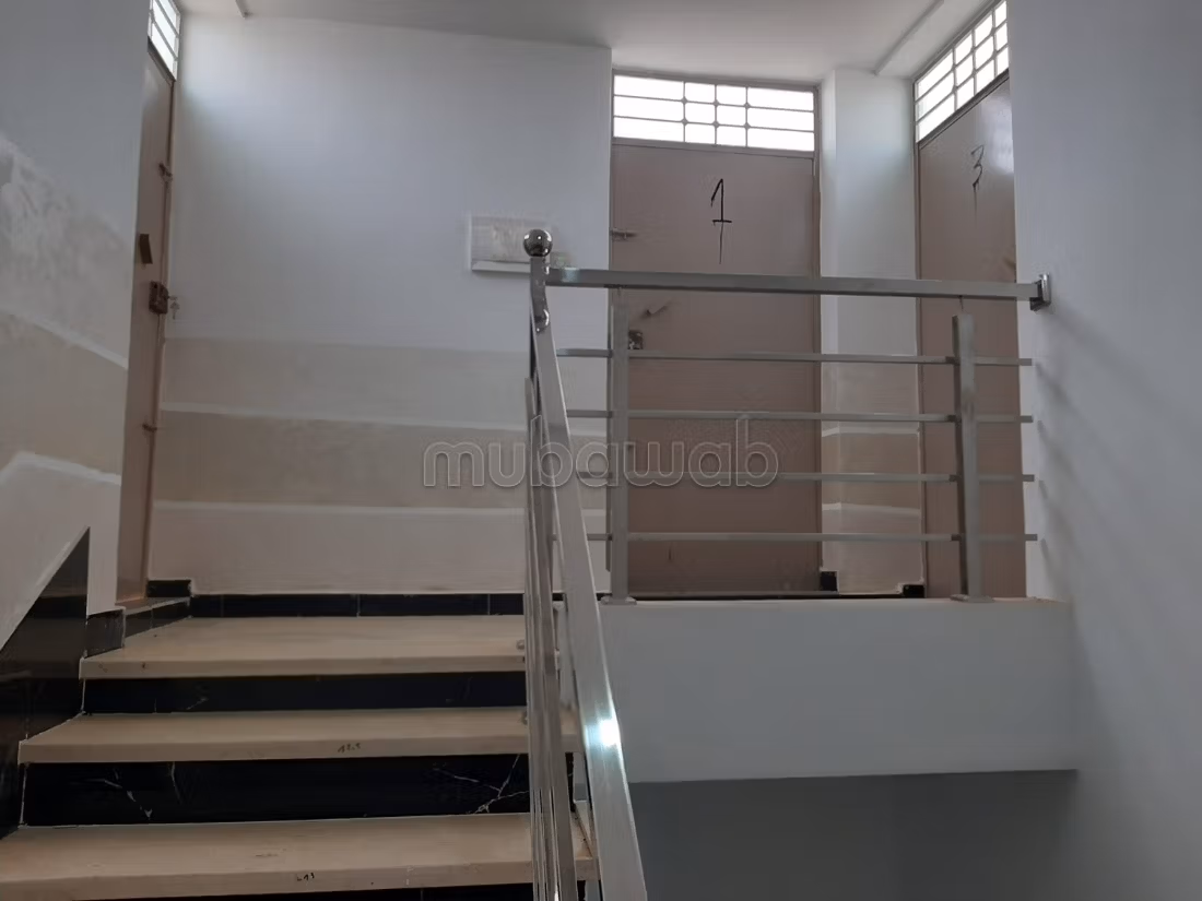 Se vende piso cerca de Sidi Yahya. 3 hermosas habitaciones. Aislamiento acústico, puerta de seguridad.
شقة للبيع بالقرب من سيدي يحيى. ثلاث غرف نوم جميلة. عازلة للصوت، مزودة بباب أمان