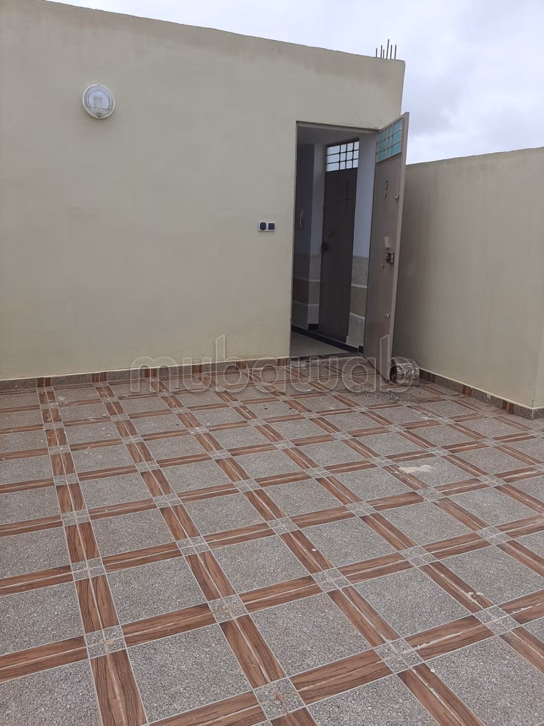Se vende piso cerca de Sidi Yahya. 3 hermosas habitaciones. Aislamiento acústico, puerta de seguridad.
شقة للبيع بالقرب من سيدي يحيى. ثلاث غرف نوم جميلة. عازلة للصوت، مزودة بباب أمان
