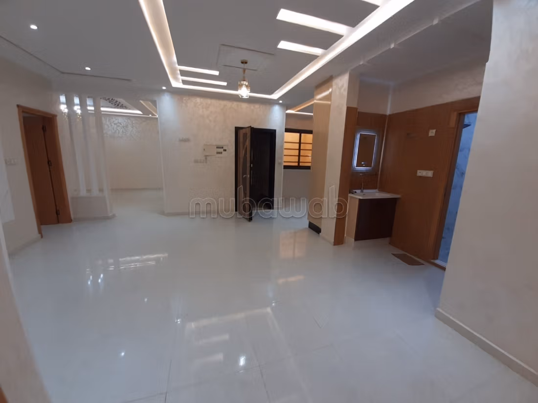 Se vende piso cerca de Sidi Yahya. 3 hermosas habitaciones. Aislamiento acústico, puerta de seguridad.
شقة للبيع بالقرب من سيدي يحيى. ثلاث غرف نوم جميلة. عازلة للصوت، مزودة بباب أمان