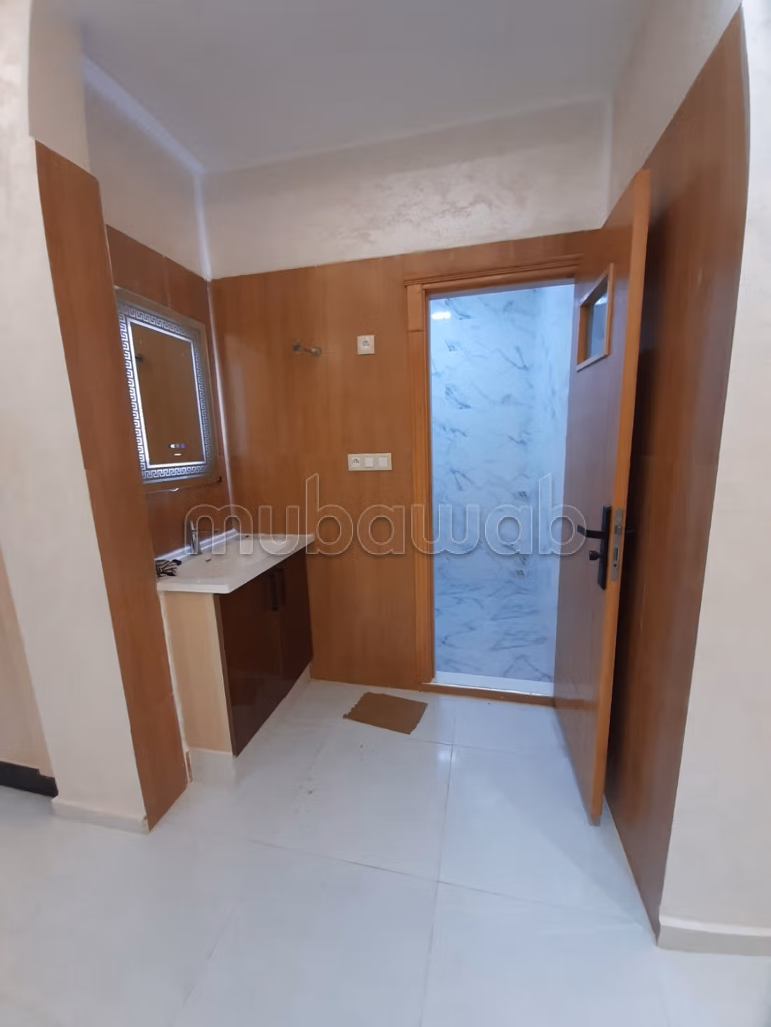 Se vende piso cerca de Sidi Yahya. 3 hermosas habitaciones. Aislamiento acústico, puerta de seguridad.
شقة للبيع بالقرب من سيدي يحيى. ثلاث غرف نوم جميلة. عازلة للصوت، مزودة بباب أمان