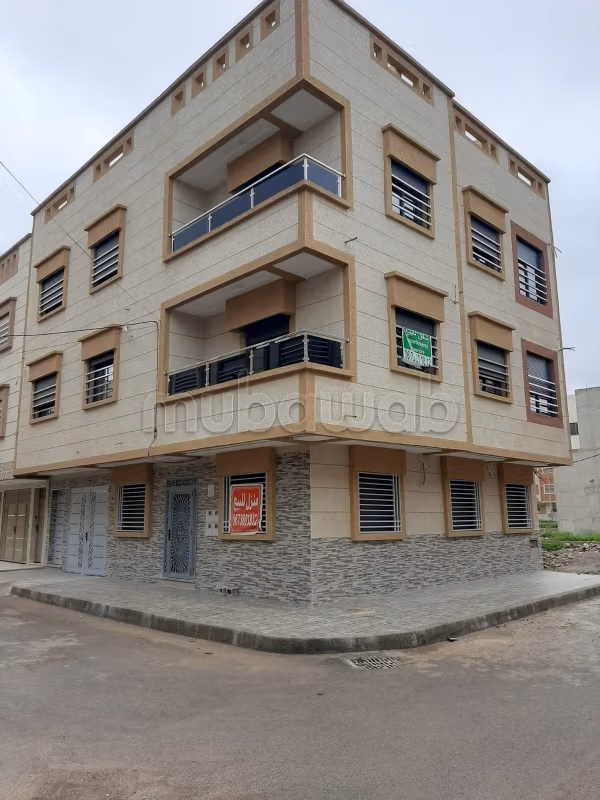 Se vende piso cerca de Sidi Yahya. 3 hermosas habitaciones. Aislamiento acústico, puerta de seguridad.
شقة للبيع بالقرب من سيدي يحيى. ثلاث غرف نوم جميلة. عازلة للصوت، مزودة بباب أمان