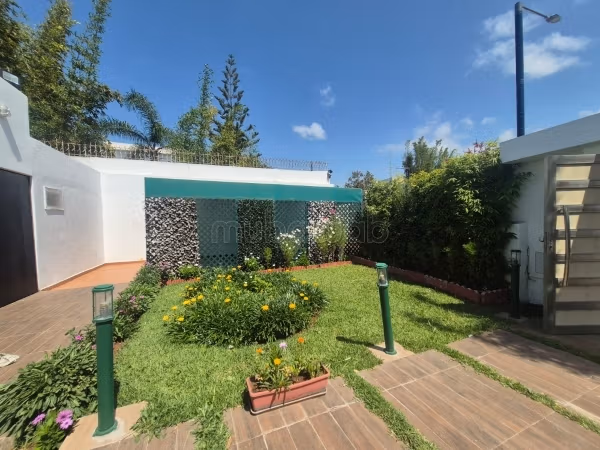 Villa ensoleillée avec jardin et garage