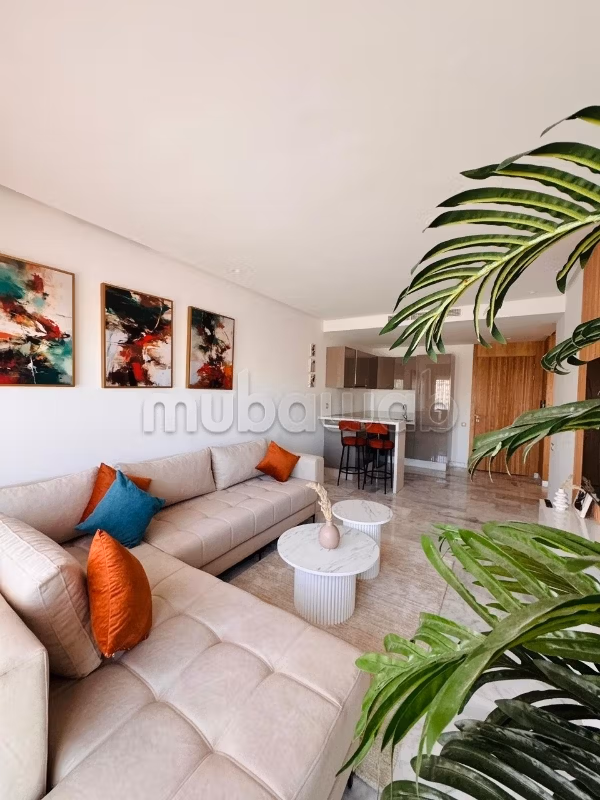 شقة جميلة للبيع بحي النخيل. 1 جزء. صالة مغربية تقليدية وباب متين