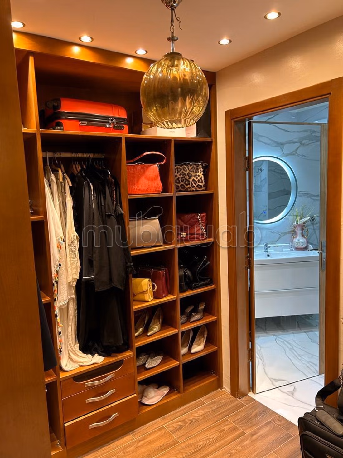 Bel appartement à vendre à Maârif Extension. 6 grandes pièces. Cheminée et climatisation