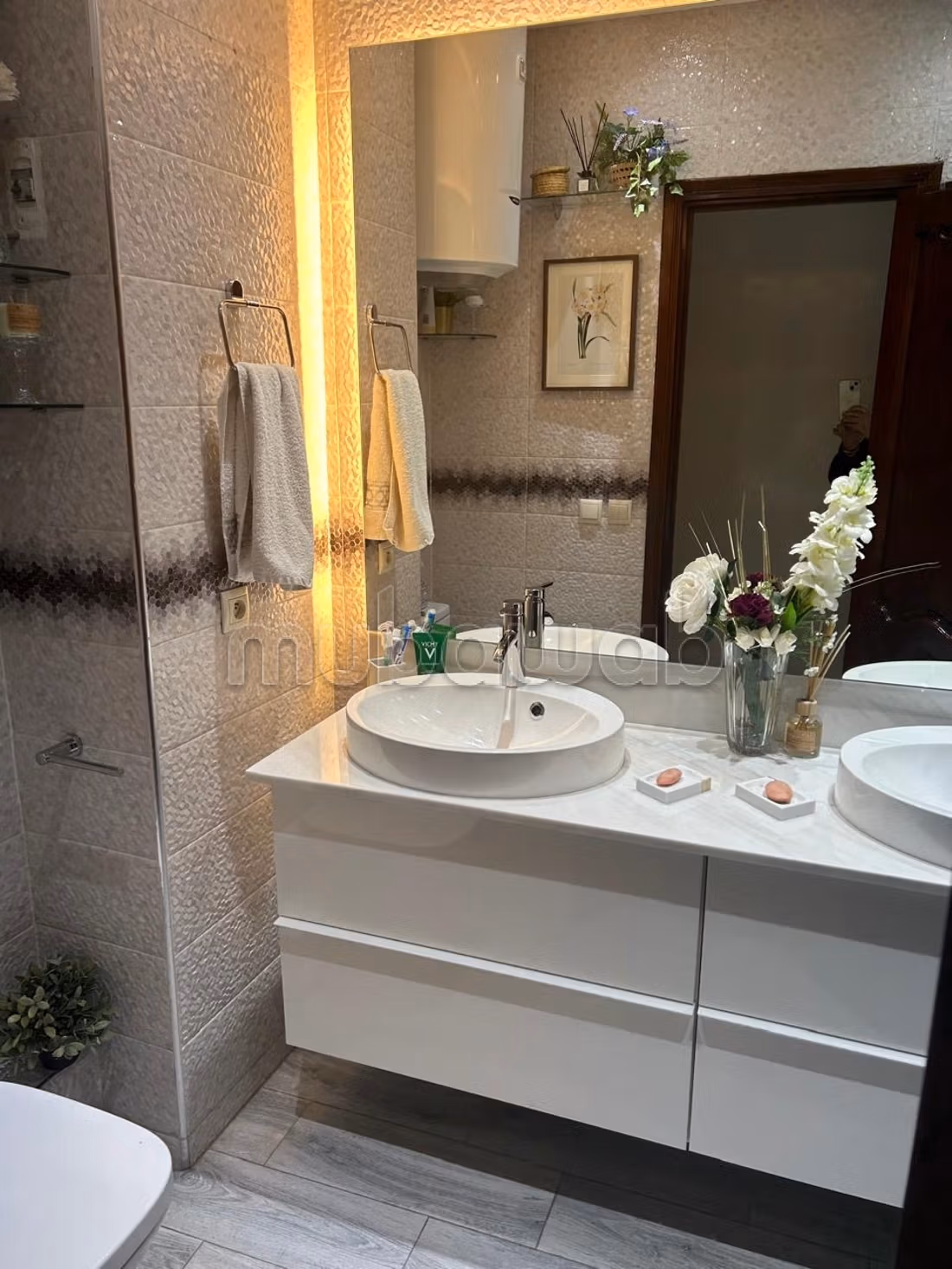 Bel appartement à vendre à Maârif Extension. 6 grandes pièces. Cheminée et climatisation