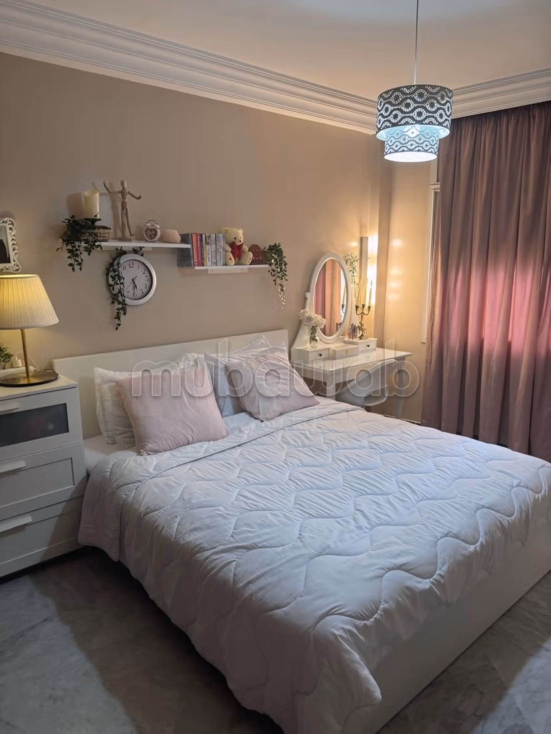 Bel appartement à vendre à Maârif Extension. 6 grandes pièces. Cheminée et climatisation