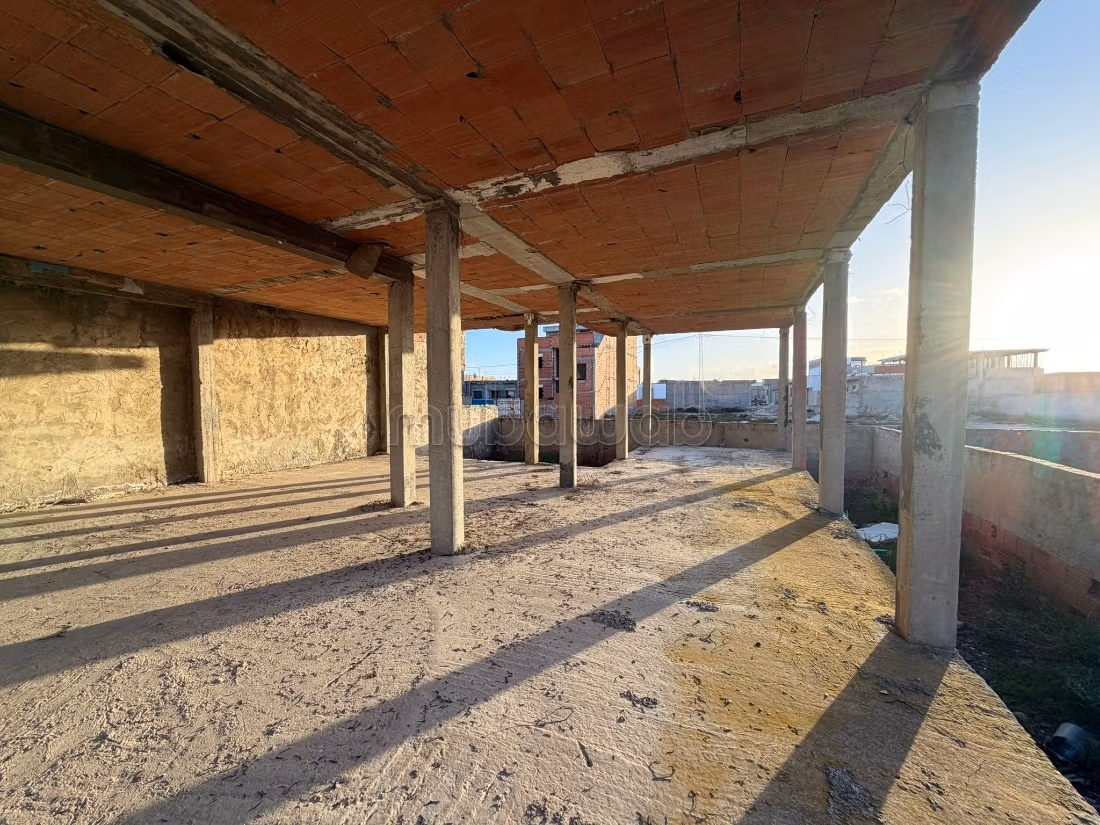 Terrain avec structure bâtie R1 Fort potentiel