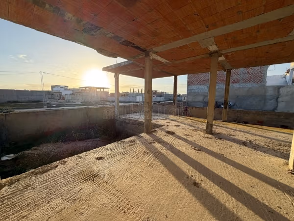 Terrain avec structure bâtie R1 Fort potentiel