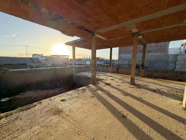 Terrain avec structure bâtie R1 Fort potentiel