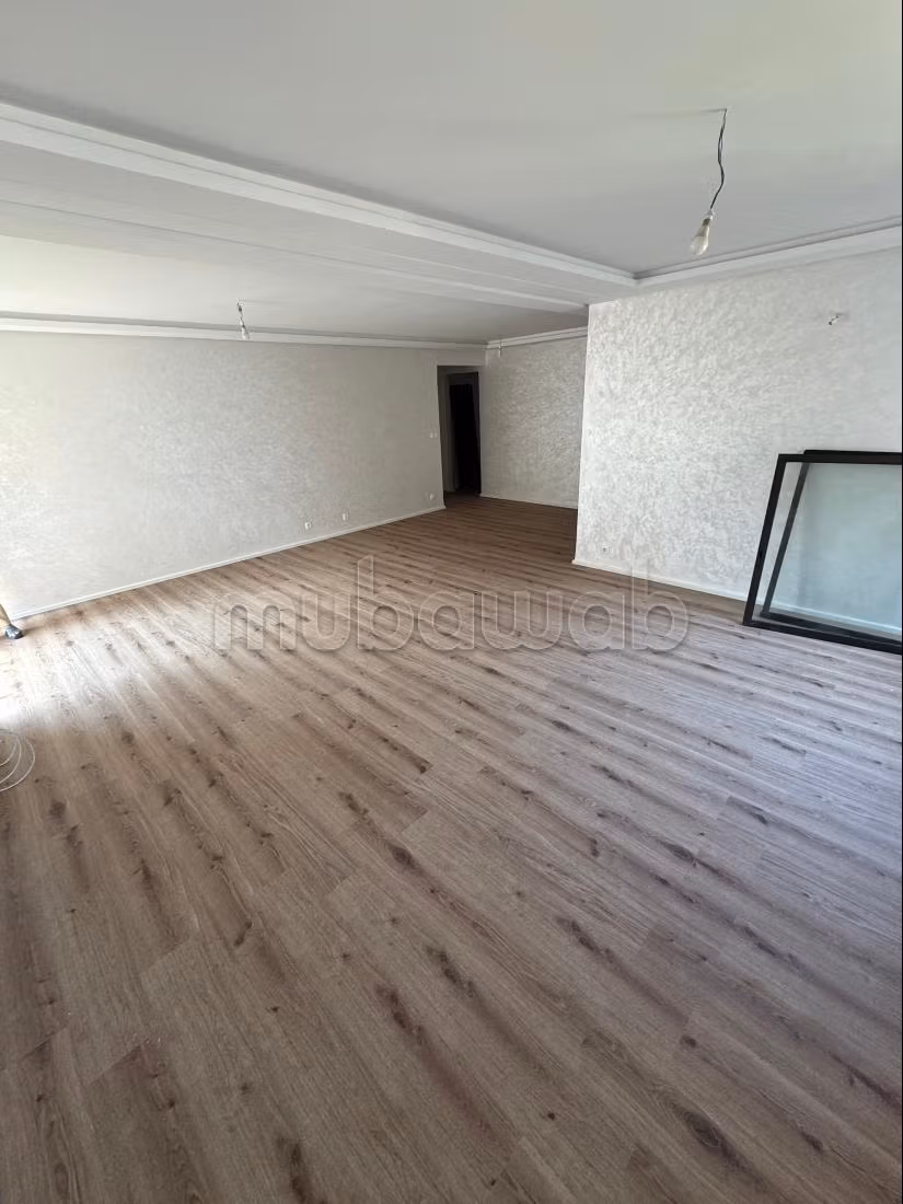 Louez cet appartement à Riyad. Surface de 180 m². Cuisine bien équipée. 4 chambres — 2