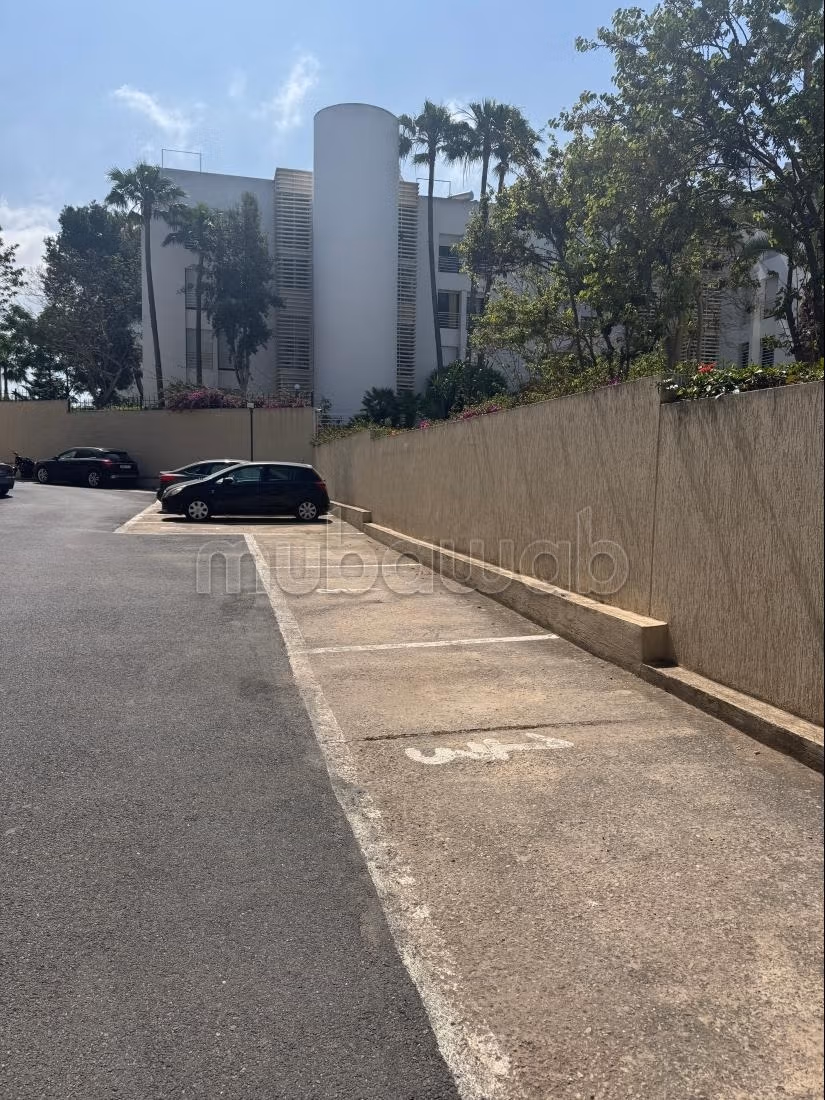 Louez cet appartement à Riyad. Surface de 180 m². Cuisine bien équipée. 4 chambres — 6