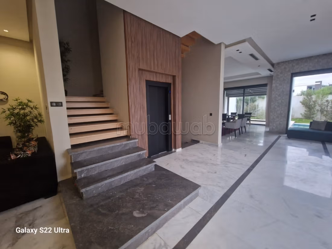 Location villa isolée de luxe à Ville Verte. 
6 pièces. 
Meublé