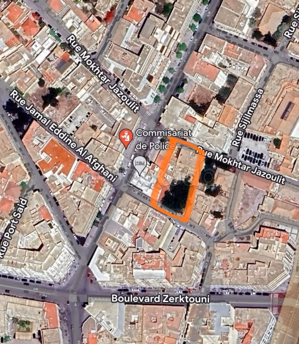 Locaux commerciaux, appartements terrain de 500m2 en vente à Bd Derfoufi.
Superficie 1000 m².
Système de climatisation