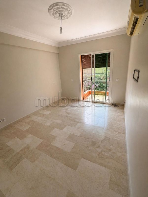 Flat for rent in Camp Al Ghoul. Dimension 80 m². Swimming pool and air conditioning