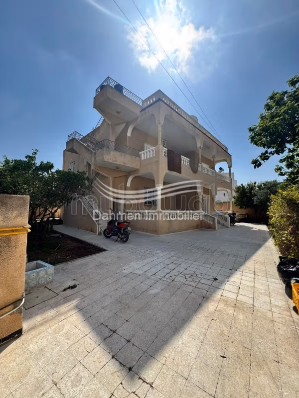 À vendre – Villa sur 2 niveaux à khzema