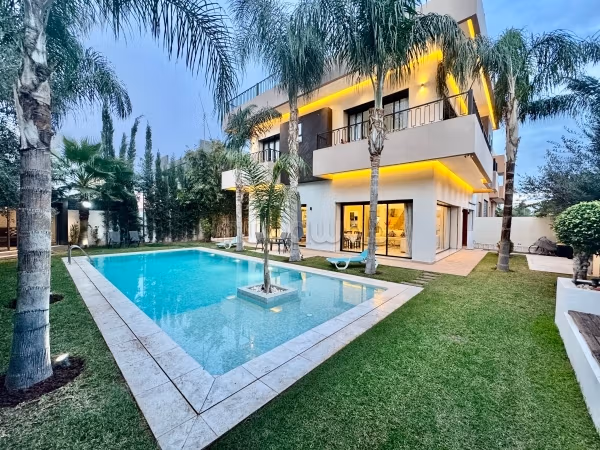 Luxury villas & houses for rent in Route de Tahanaout. Area of 300 m². Double glazing and reinforced door