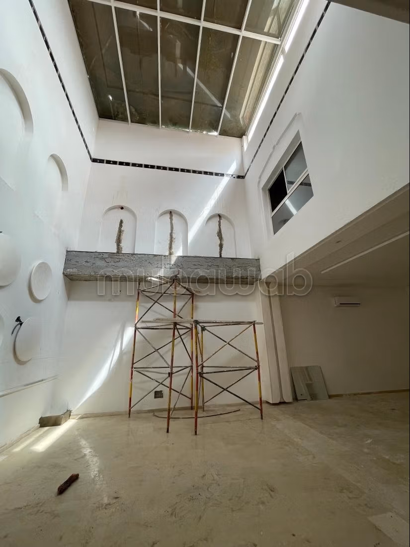 Élégante villa avec piscine et suites à Chrifia – Cadre calme et sécurisé