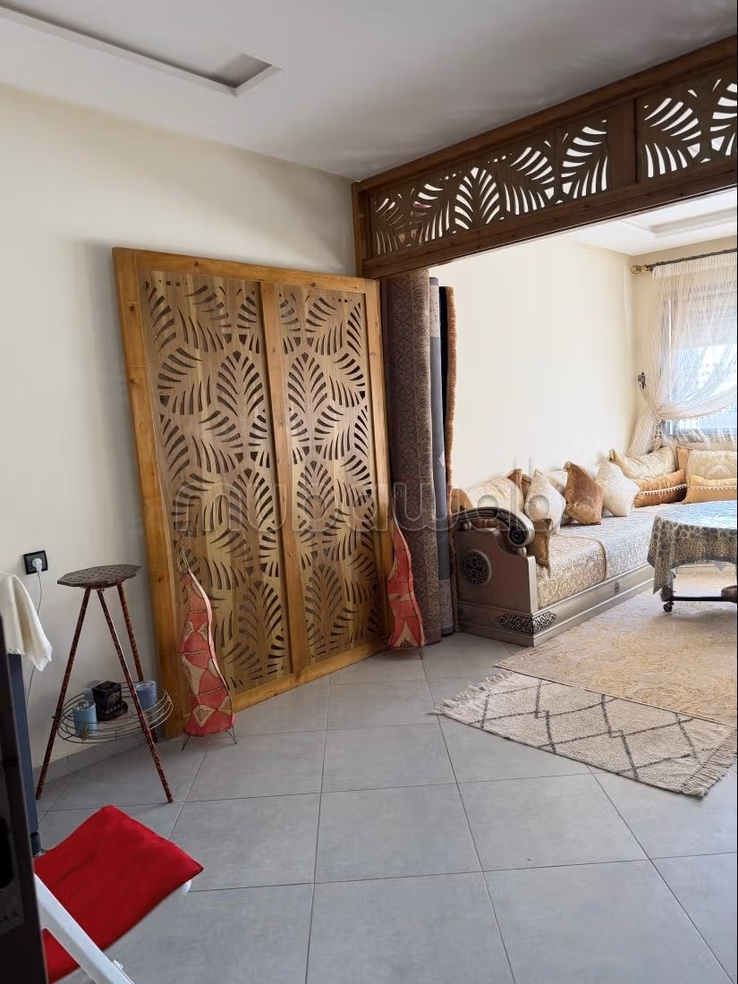 Vend appartement à Hay Mohammadi. Surface de 68 m². Salon Marocain et antenne parabolique