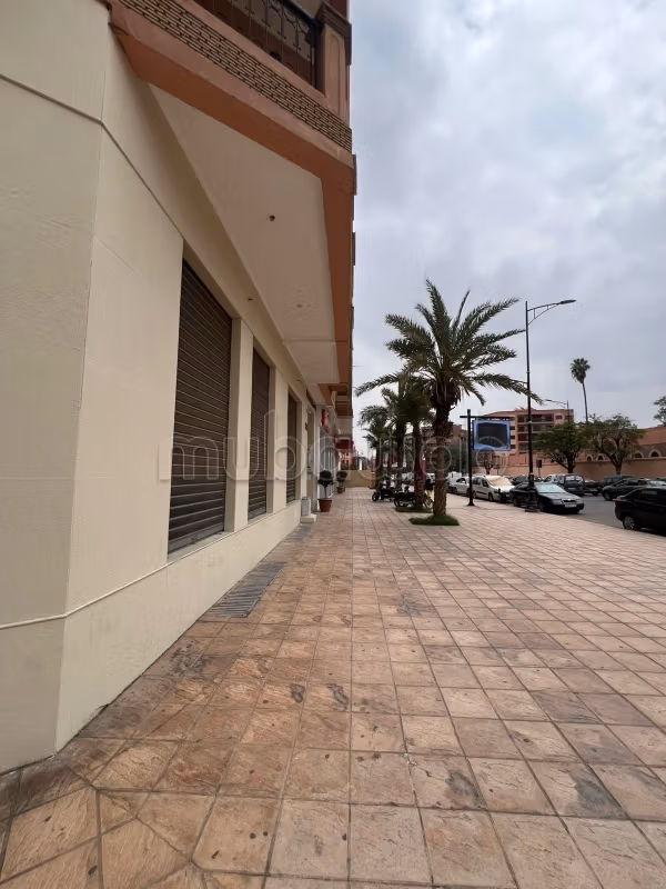 Magasin premium à louer avec grande façade