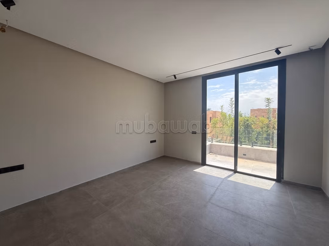 Magnifique villa à vendre à Route de l'Ourika. 
4 chambres agréables. 
Piscine et air conditionné