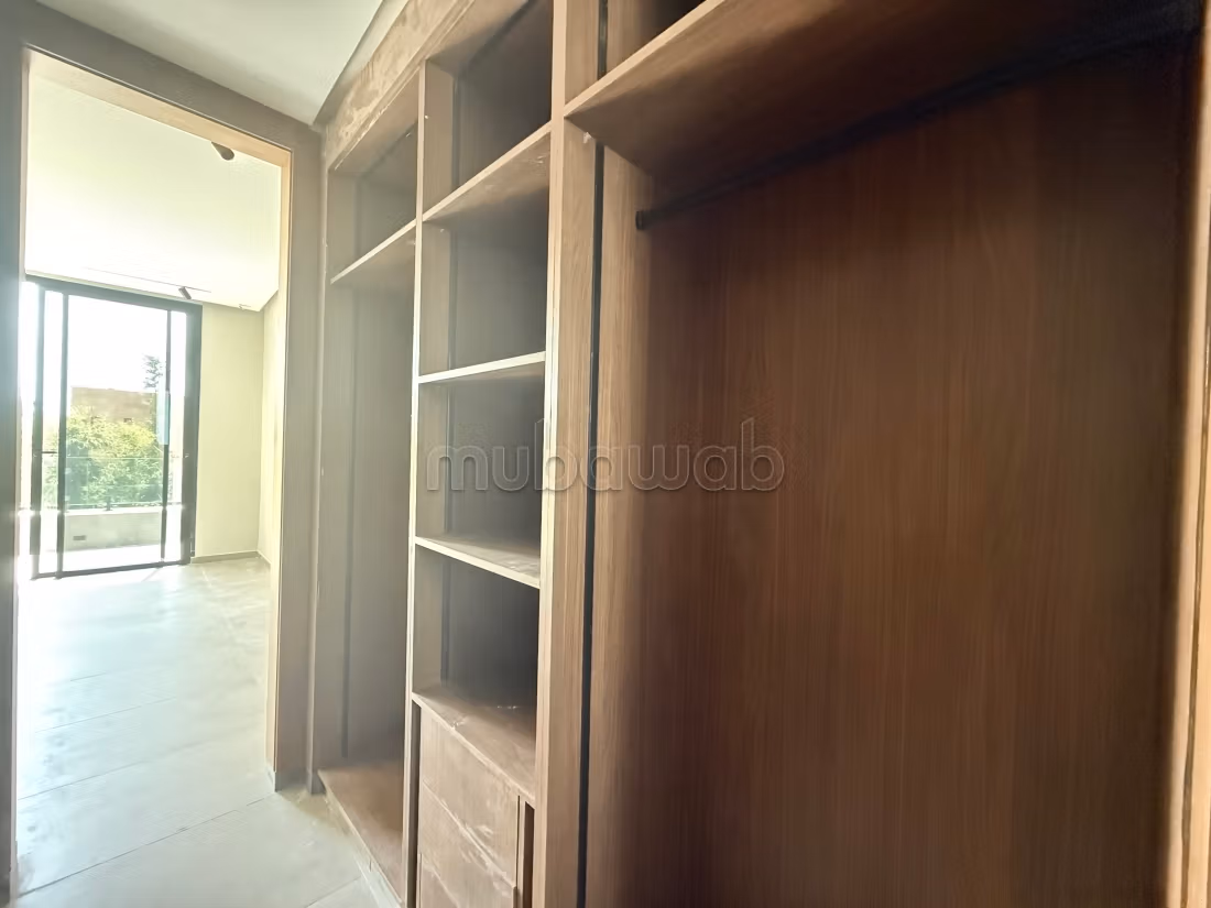 Magnifique villa à vendre à Route de l'Ourika. 
4 chambres agréables. 
Piscine et air conditionné