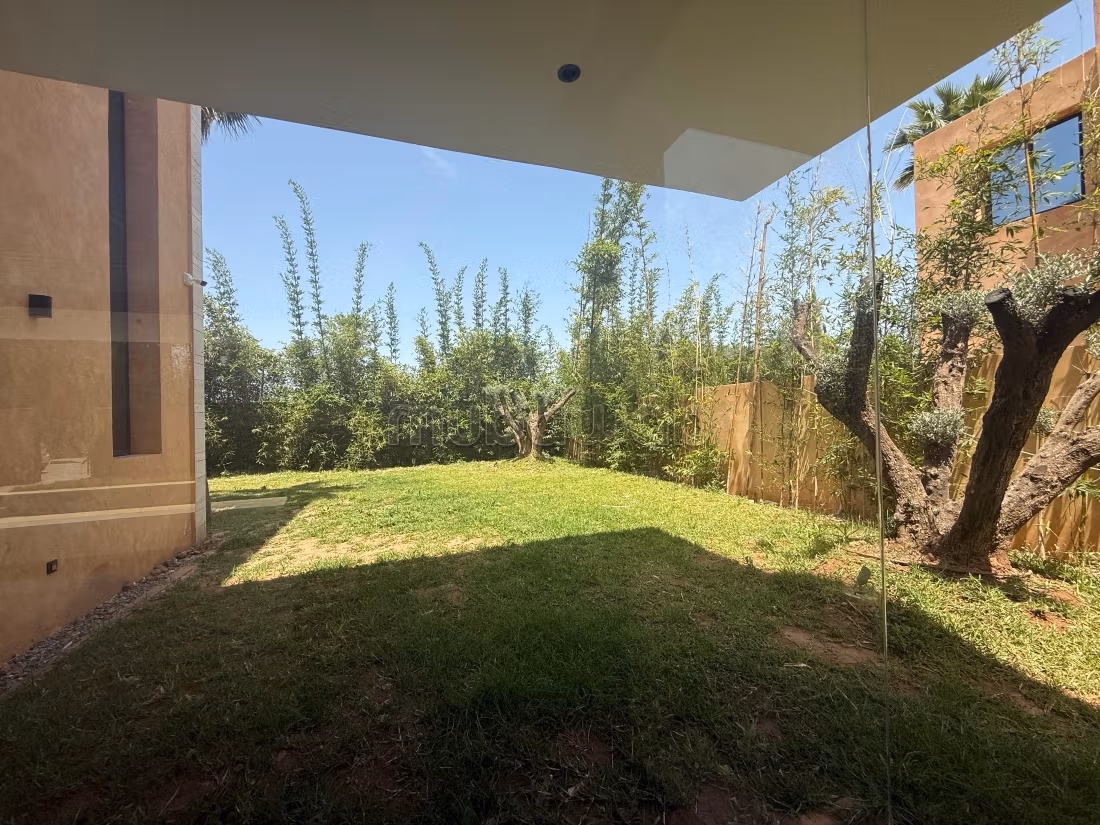 Magnifique villa à vendre à Route de l'Ourika. 
4 chambres agréables. 
Piscine et air conditionné